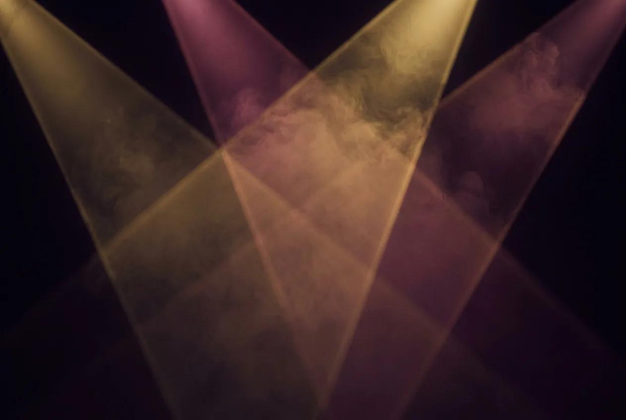 Световые лучи и сценическая атмосфера